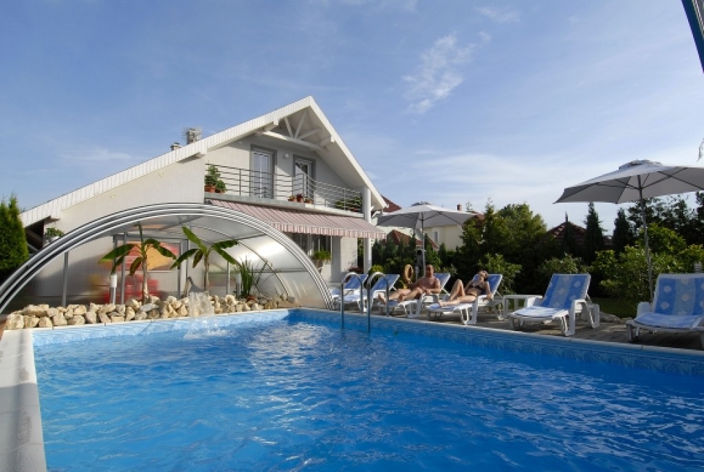 Modernes Ferienhaus mit Pool, Klima, Sauna in Balatonszarszo bis 8 Personen – Foto 1