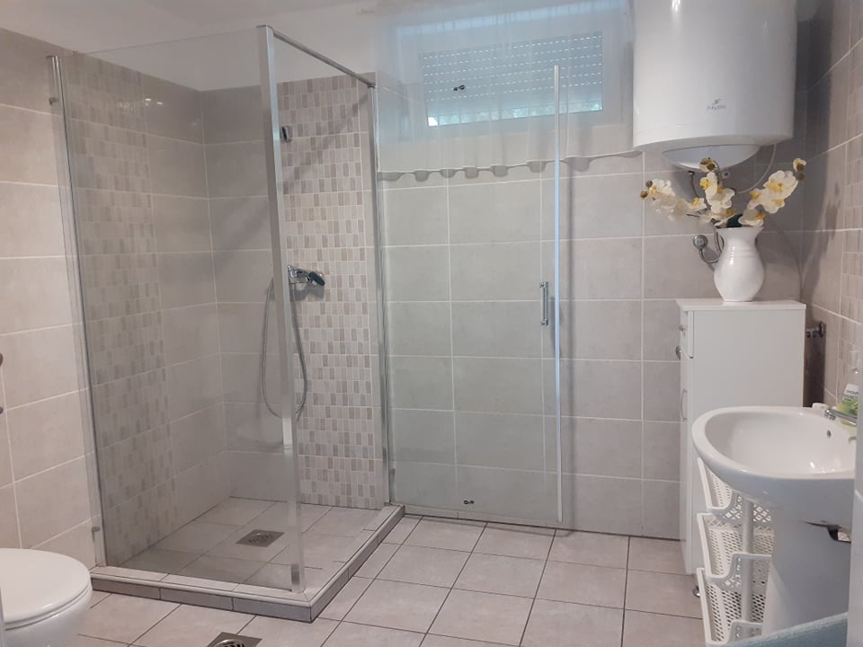 Ferienhaus mit Seeblick und privatem Pool, Klima, Internet, all. Nutzung bis 5 Personen – Foto 5